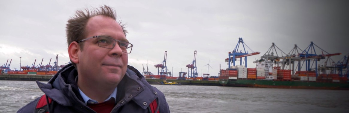 Felix Longolius im Hamburger Hafen fotografiert für Welt am Sonntag